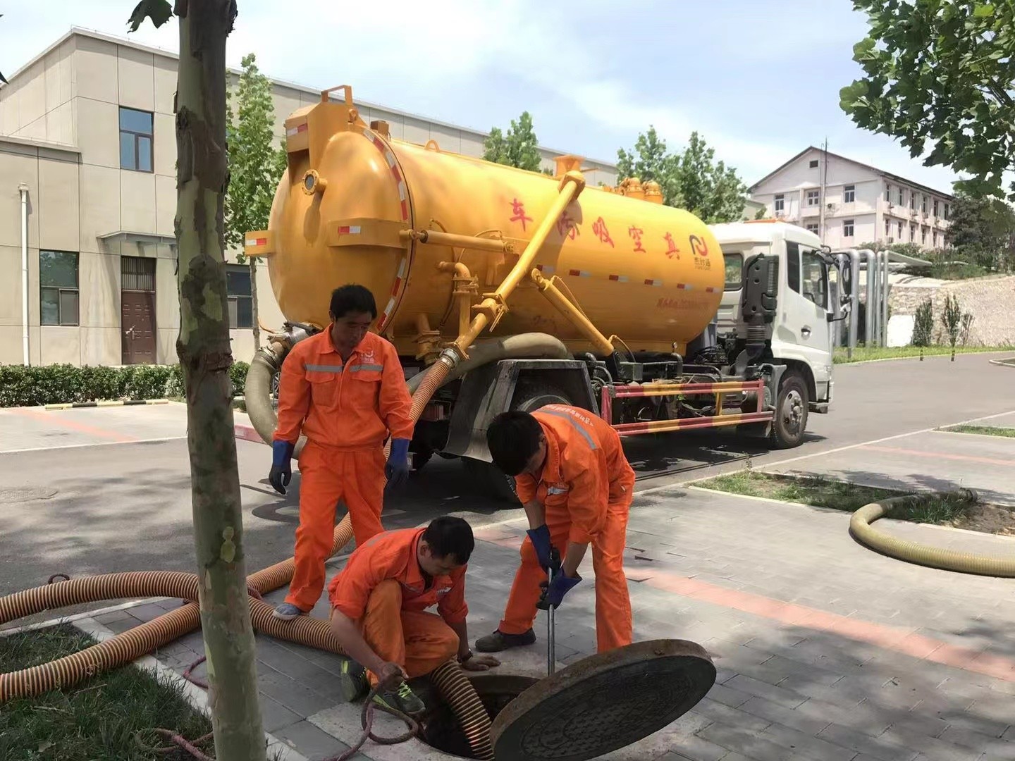 宜城管道疏通车停在窨井附近