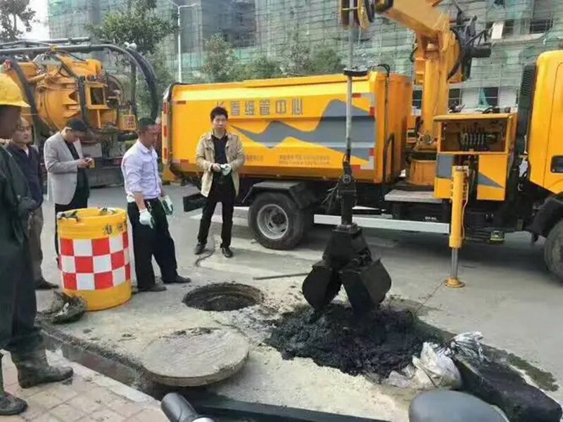 宜城街道：网格员化身“清道夫”，为民解忧疏通“堵心”化粪池
