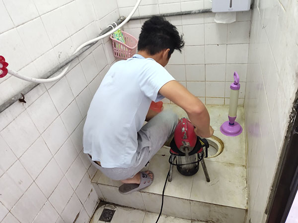 宜城管道堵塞冒臭气 专业师傅现场解决问题