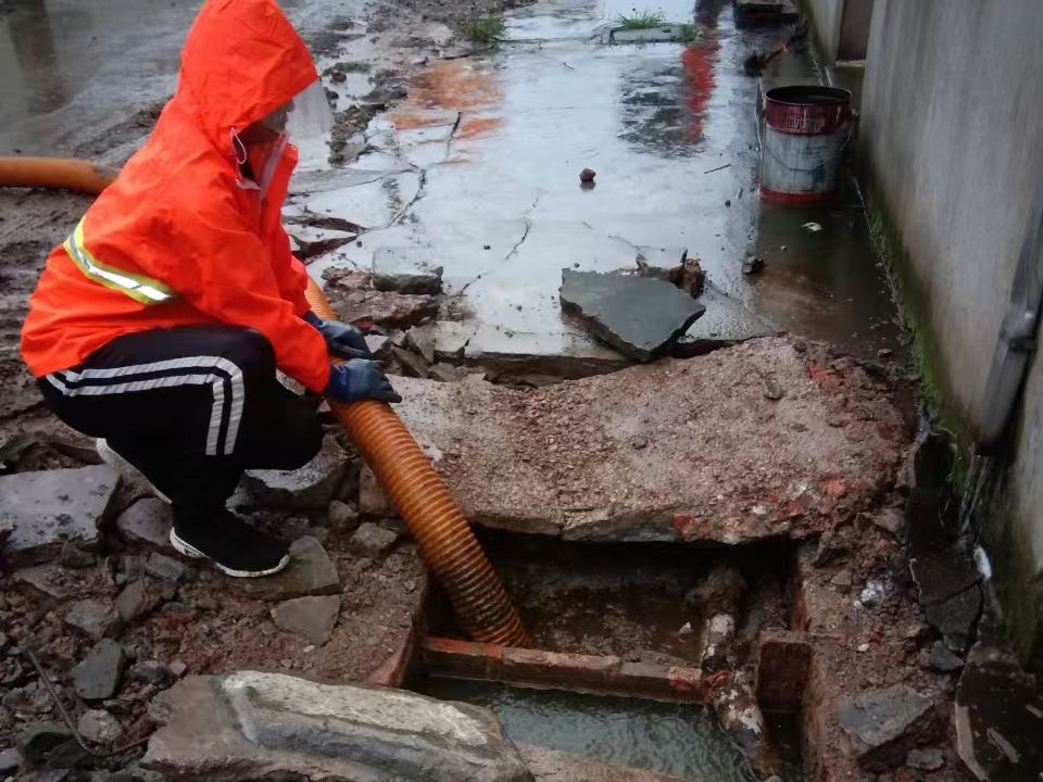 宜城专业清理污水池 炜誉市政以规范流程守护城市 “肠道”